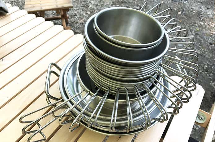積み重なった食器