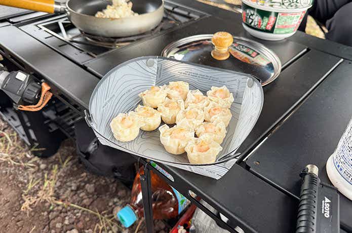 焼売を入れたスナップフォールド ディッシュ