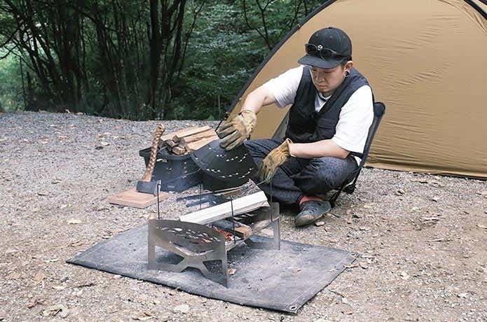 メタ扇で焚き火を仰ぐ