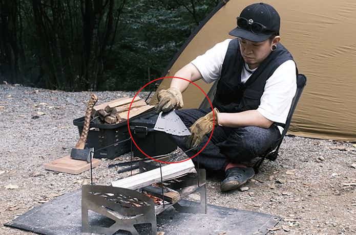 メタ扇を持って焚き火