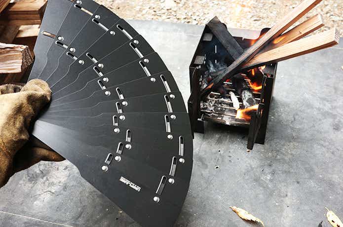 焚き火を仰ぐメタ扇