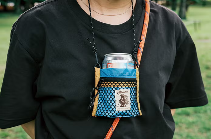 コブマスター「COB CORDURA RIP CAN WALLET」を首から下げる