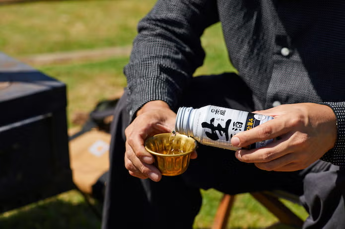 缶の日本酒を飲む