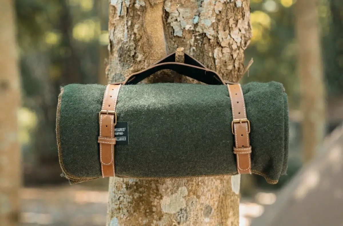 ギアも服も、火の粉から守る。焚き火時間を変える“万能ブランケット”10選