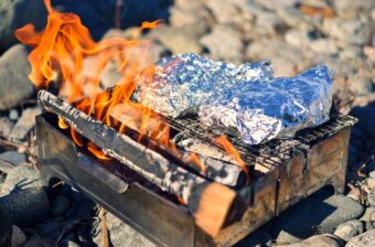 【包んで焼くだけ】焚き火が楽しくなる。“アルミホイル焼き”が最強に簡単でうまい！
