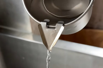 “たった2g”で液だれゼロ！？ 笑’sの新作ギア「そそぐ君」が登場。これ地味に天才では？