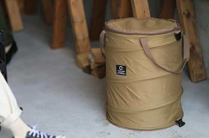 ガレージに置かれたトラッシュボックス