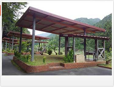 清流に癒されるキャンプ場。周辺観光も充実