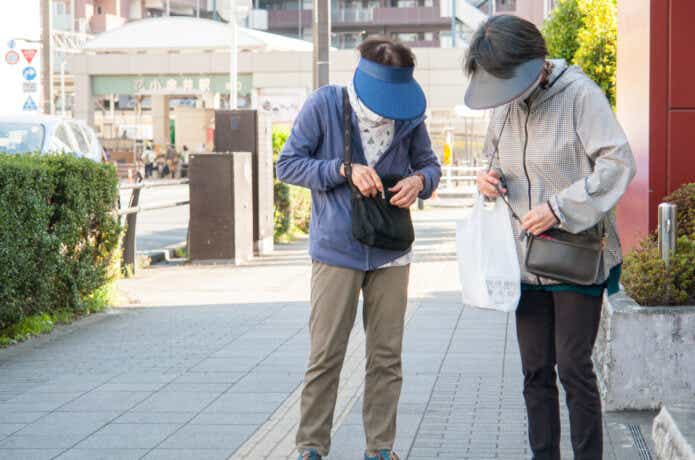 バッグの中身を漁る人