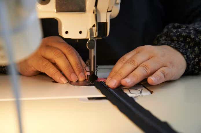 ミシンで縫っている様子