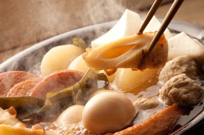 煮えたおでんからちくわをとる