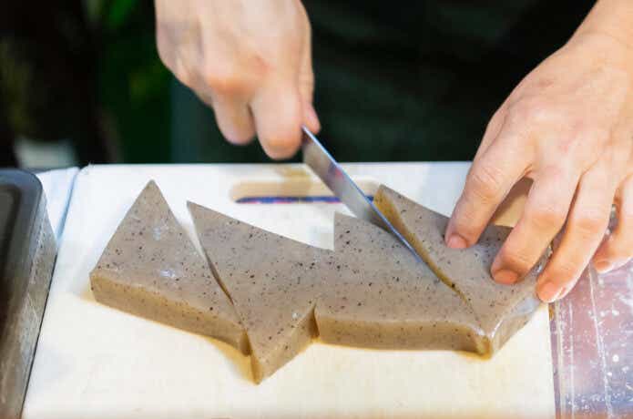 こんにゃくを切る