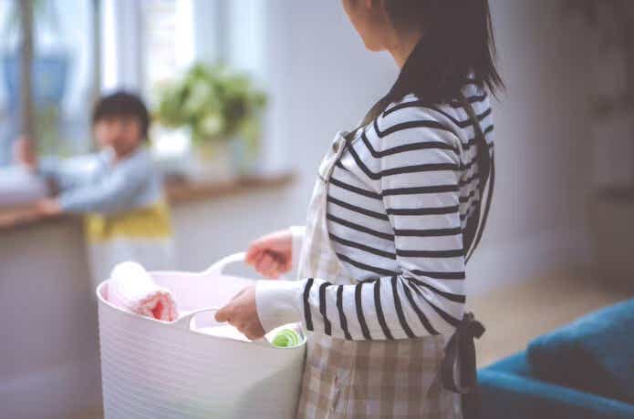 ソフトコンテナを持っている女性