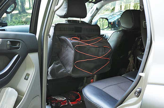 助手席裏に取り付けたマルチシューズラック