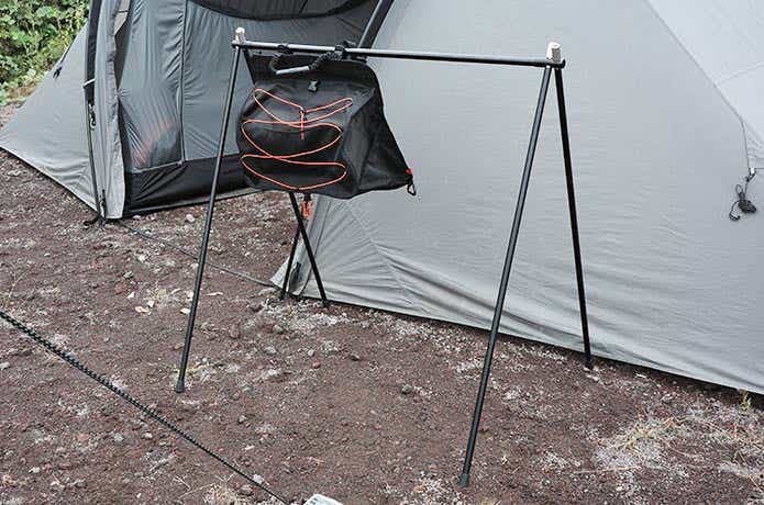 ハンガーラックにかかったマルチシューズラック