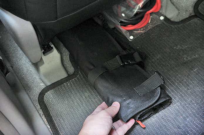 座席の下にあるマルチシューズラック