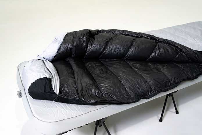 シュラフのファスナーを開けたところ