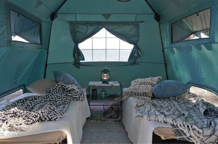 コットを2台置いた幕内