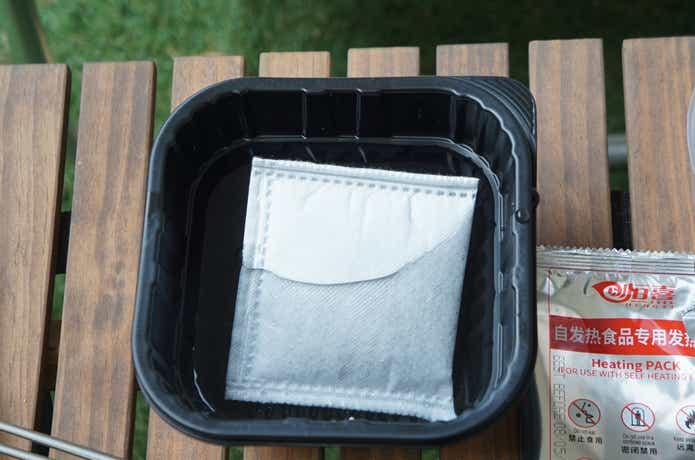 水にヒートパックを浸している