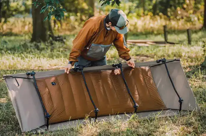 「寝袋だけじゃムリだった」冬キャンプの底冷えを防ぐマット＆コットおすすめ8選