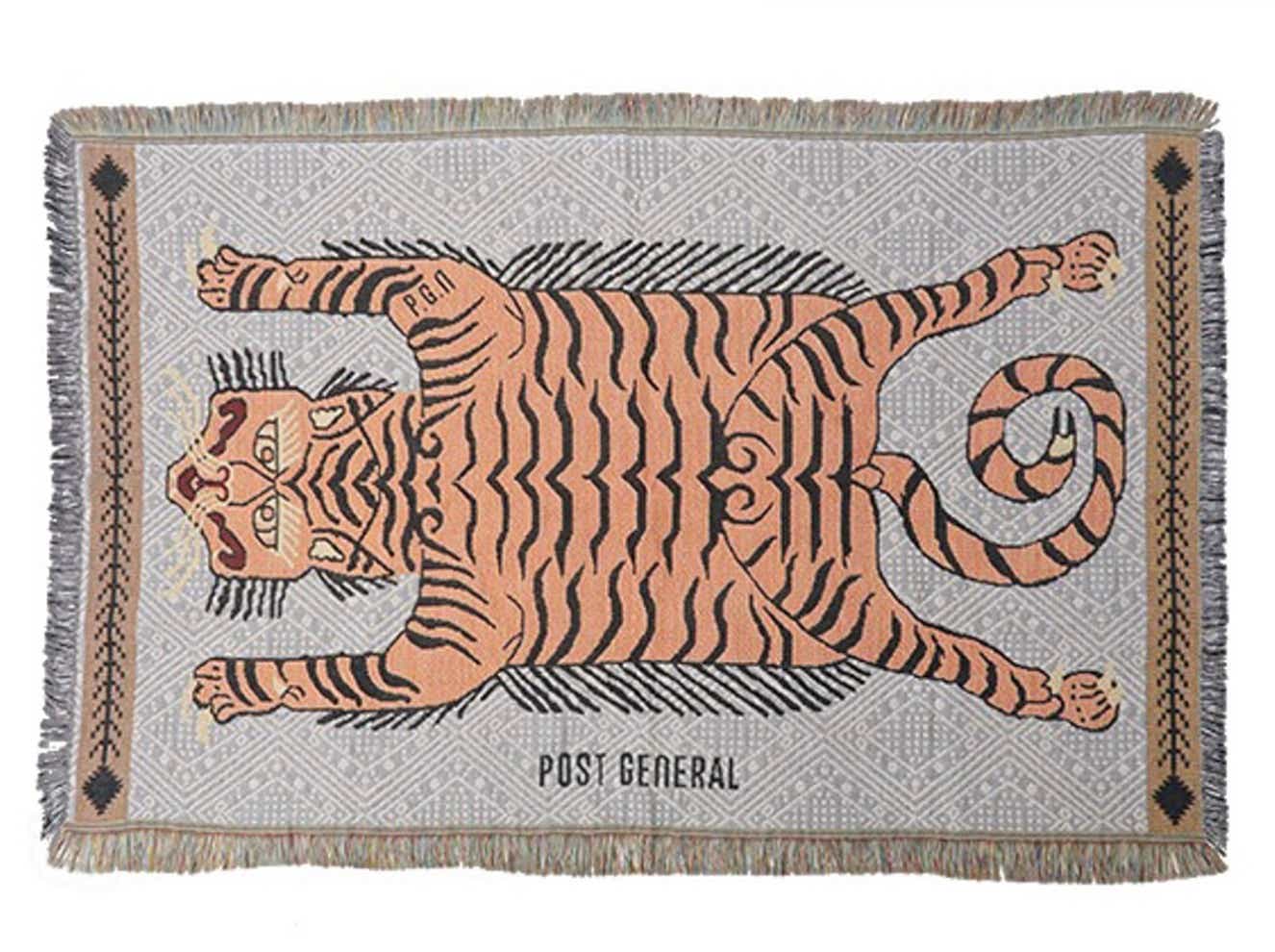 軽くて扱いやすい混紡素材と携行しやすいサイズ感で、外でも家でも気軽に使える