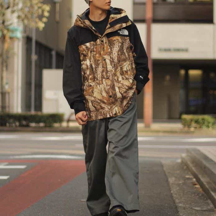 ノベルティマウンテンライトジャケット×ワイドパンツでつくる都会的アウトドアMIX