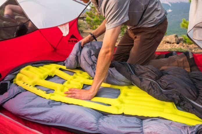 寝袋の中にKLYMIT イナーシャ X フレームを敷く