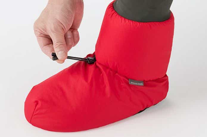 モンベル エクセロフトフットウォーマーのドローコードを持つ