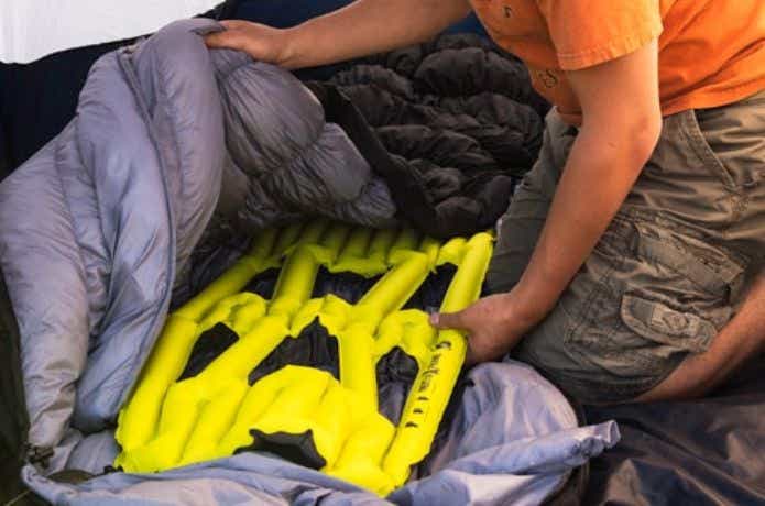 寝袋の中にマットを敷く