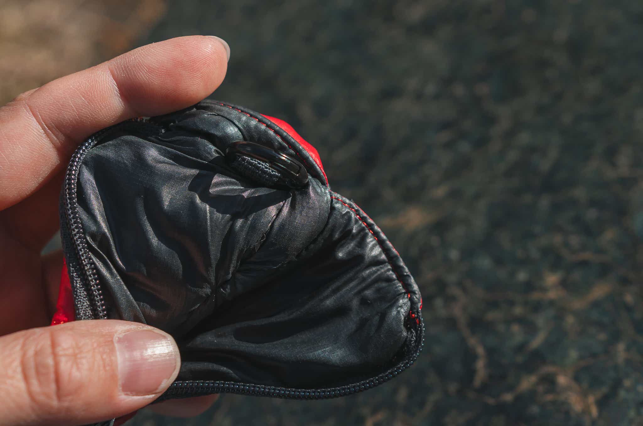 NANGA_ミニスリーピングバッグキーホルダー_開口部