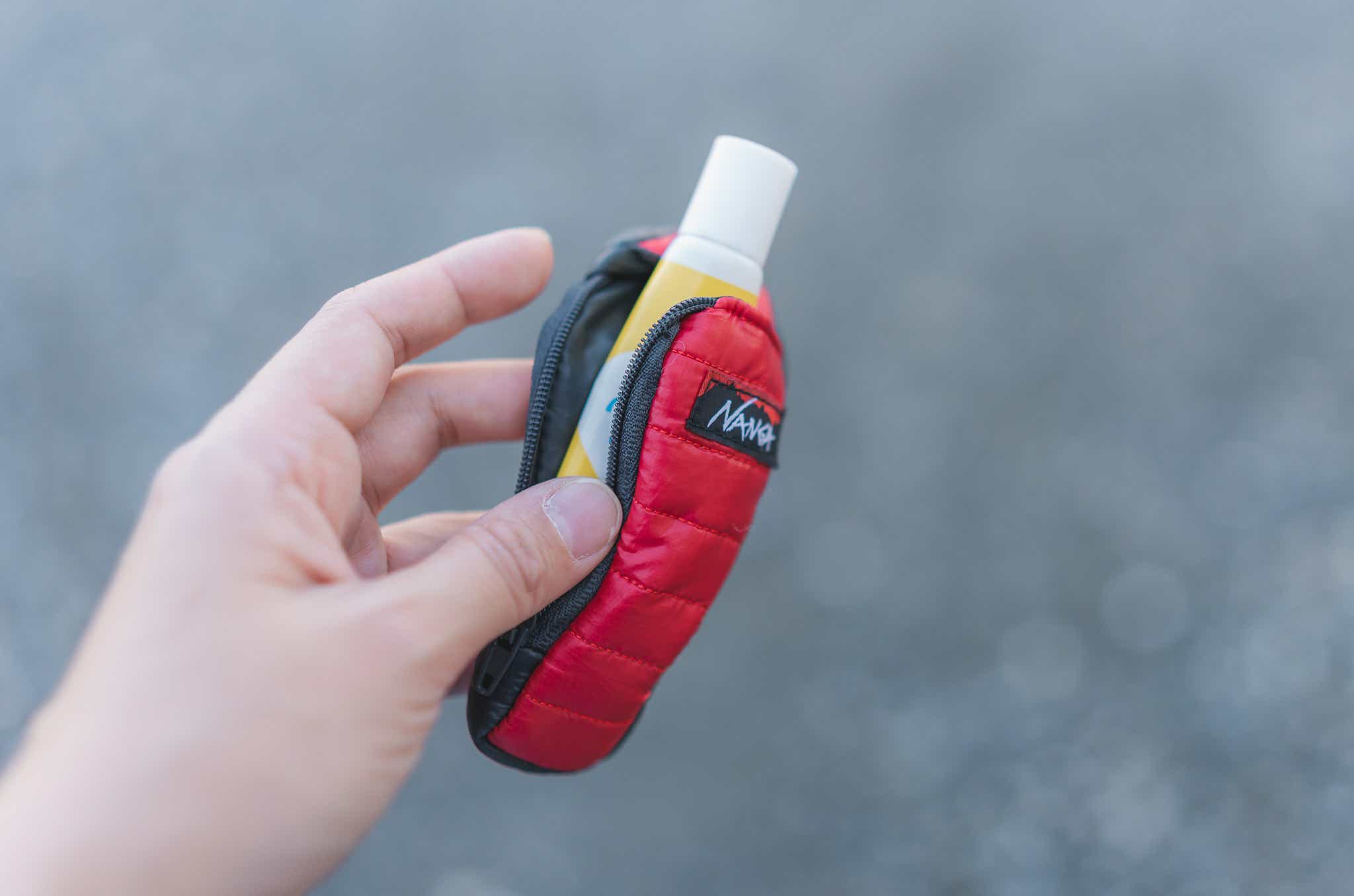 NANGA_ミニスリーピングバッグキーホルダー_リップクリームを入れる