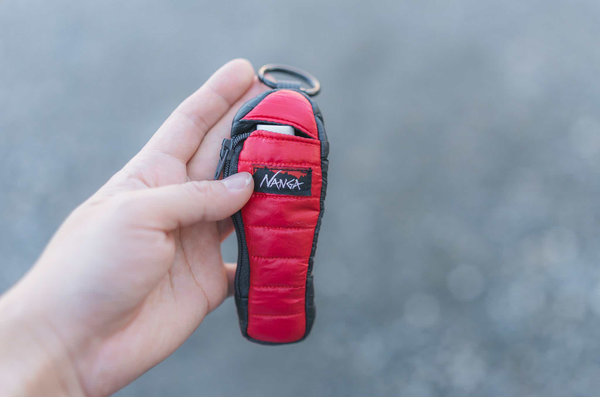 NANGA_ミニスリーピングバッグキーホルダー_リップを入れてみる