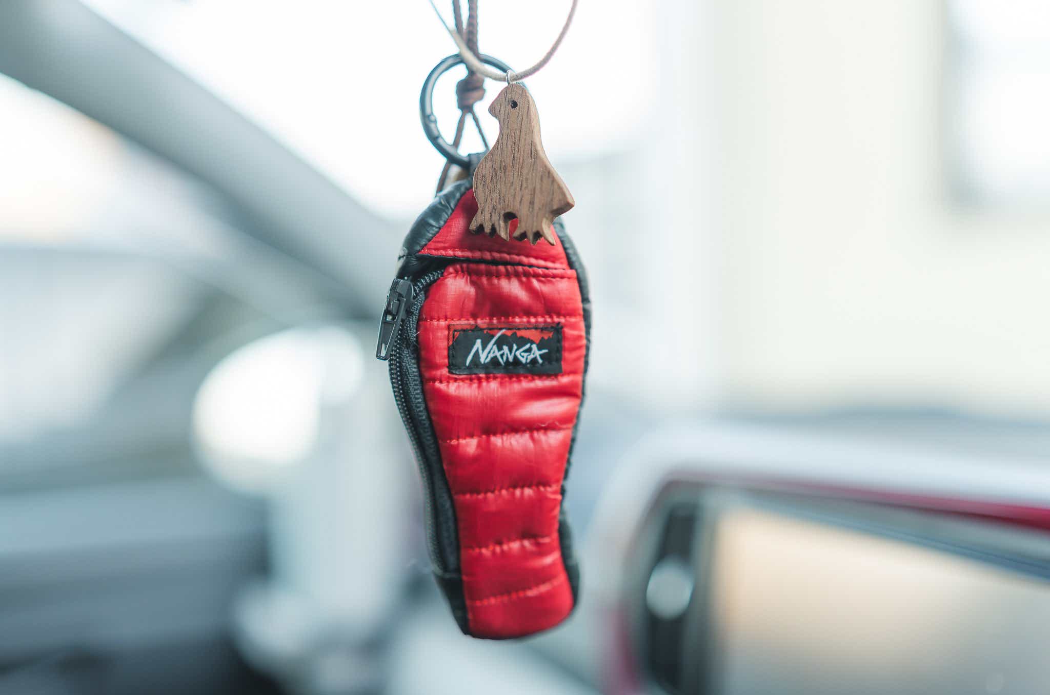 NANGA_ミニスリーピングバッグキーホルダー_車内で