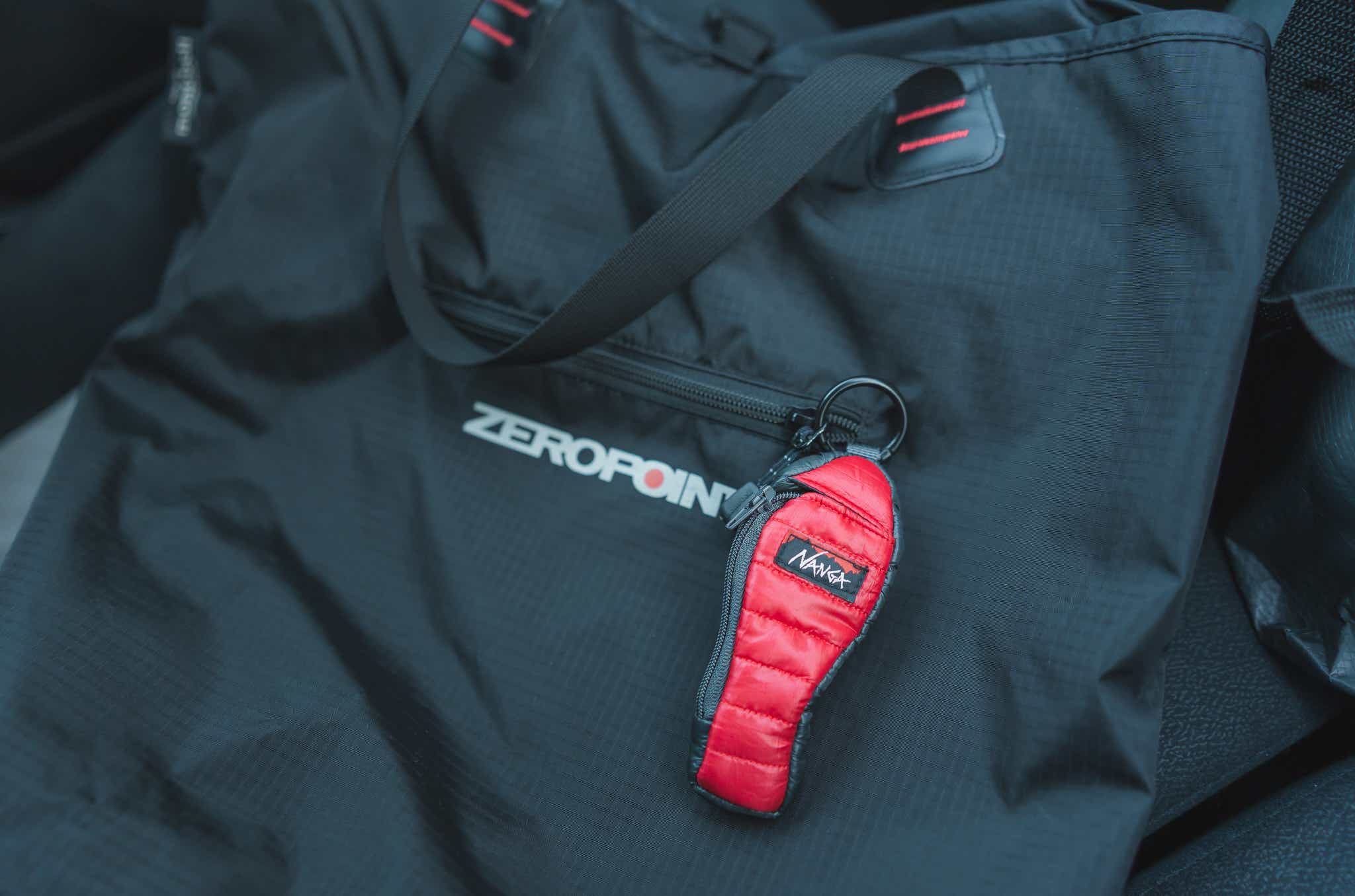 NANGA_ミニスリーピングバッグキーホルダー_バッグに