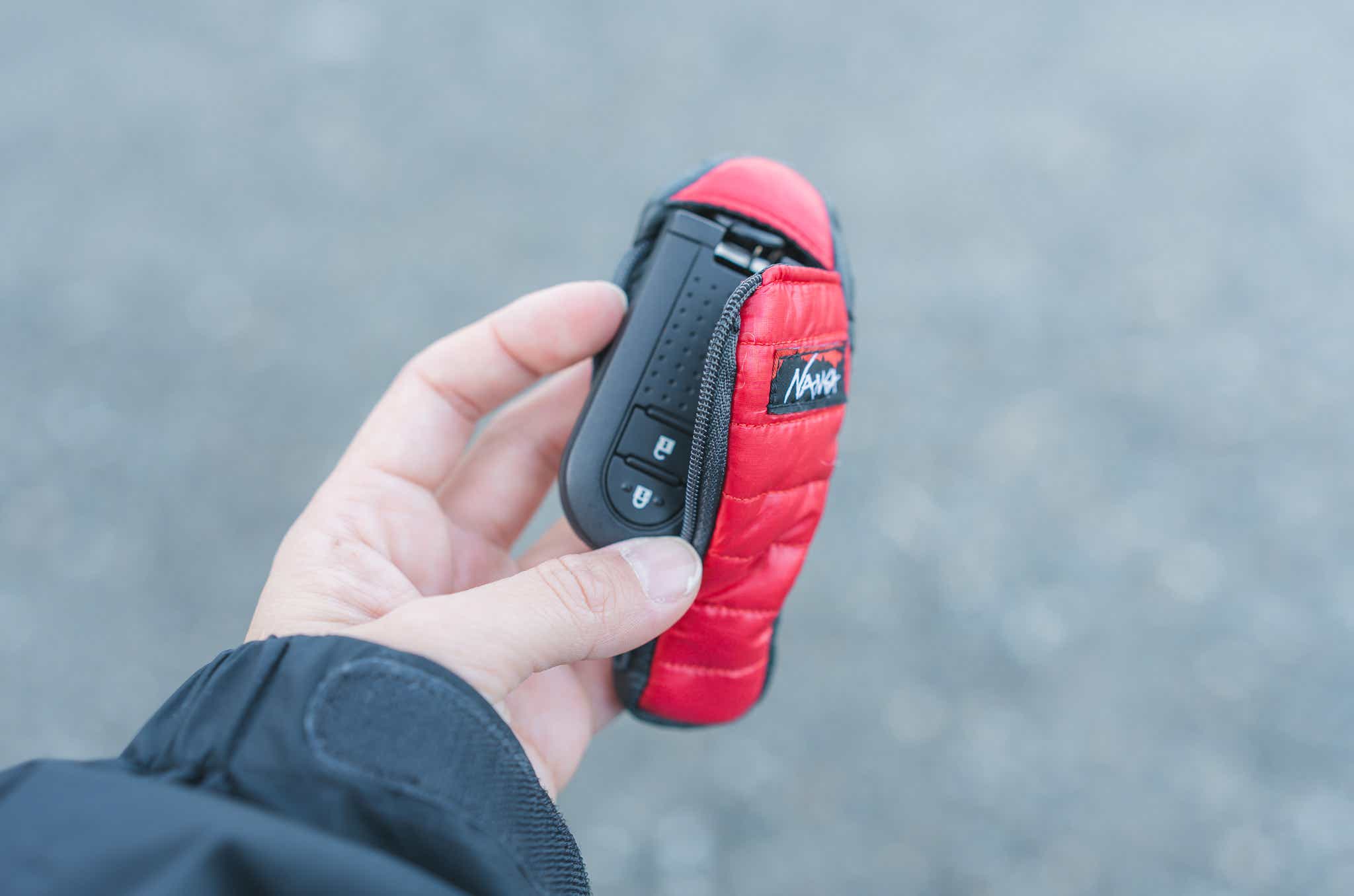 NANGA_ミニスリーピングバッグキーホルダー_車のキーを入れてみる