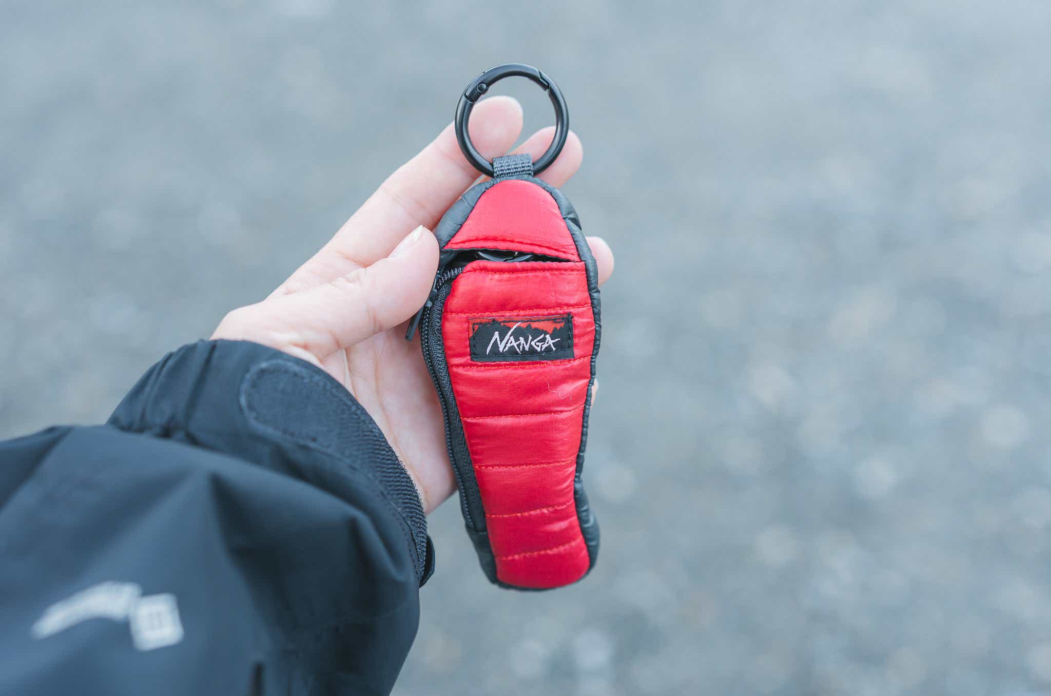 NANGA_ミニスリーピングバッグキーホルダー_手持ち