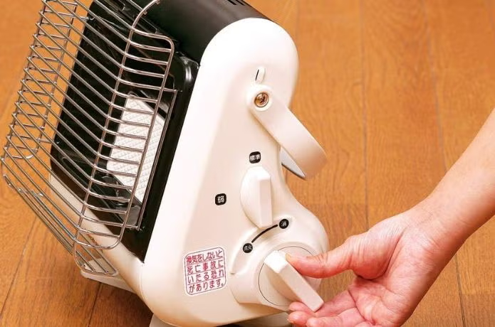 ストーブの火力を調整している様子