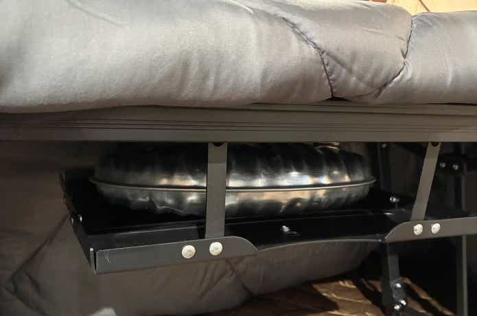 アルミユニットテーブル88に湯たんぽを設置した使用イメージ