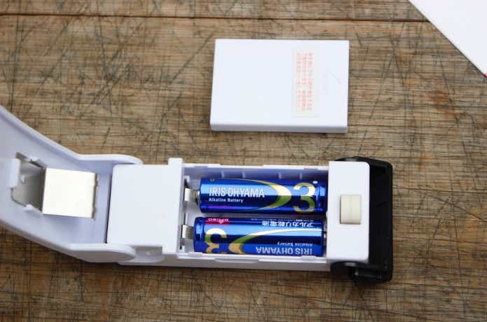 イージーシーラーに単三電池2本を入れている