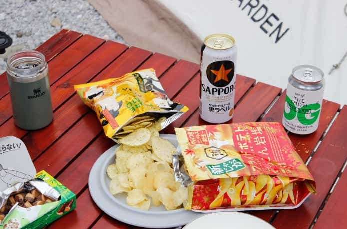 キャンプでの食べかけの大お菓子