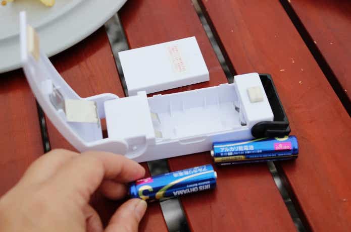 イージーシーラーの電池を抜いている