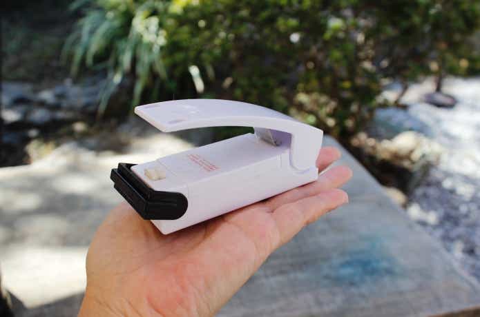 イージーシーラーを手のひらにのせている