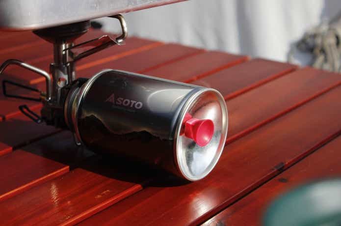 マグネット入り吸盤をガス缶の裏に吸着している