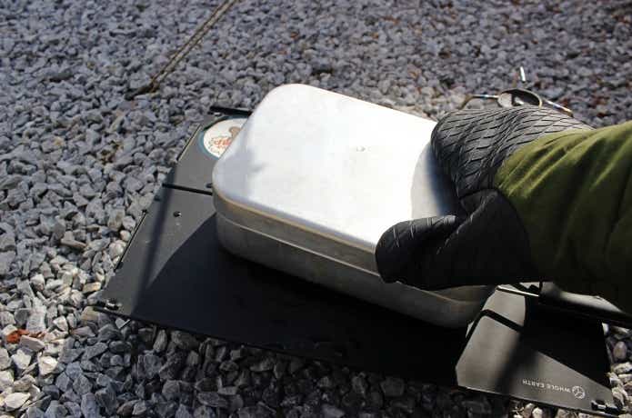 ミトンでメスティンのふたを開けるところ