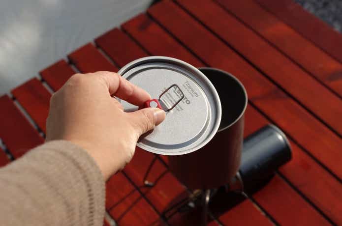 持ち手が熱くなりやすいクッカーにマグネット入り吸盤を使っている