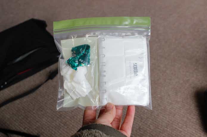 ティッシュとごみ袋スペースを分けている