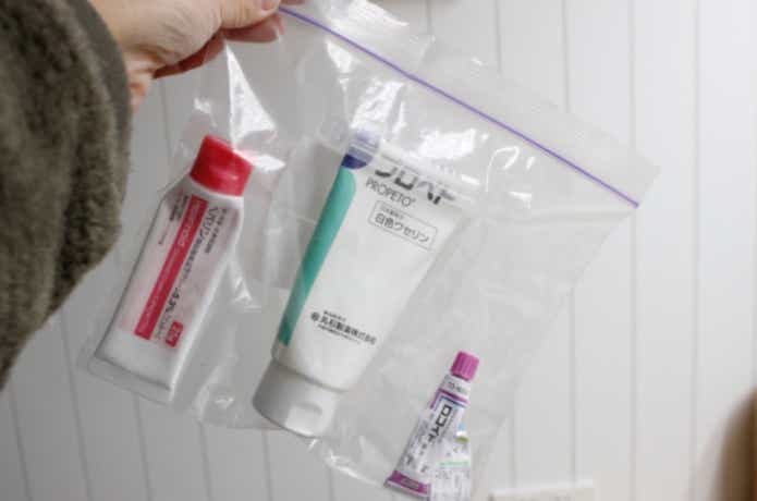 ジッパーバッグに各種クリームが入っている