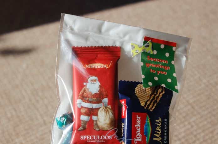 イージーシーラーでお菓子をラッピングしている