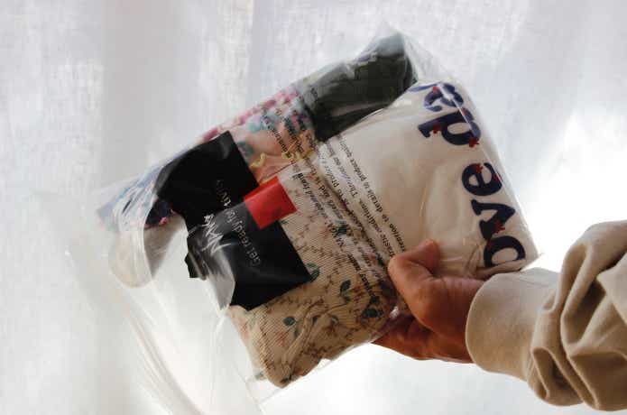 大きめのジッパーバッグに洋服を仕分けている