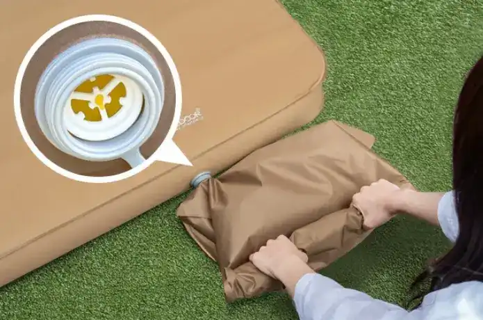 フィールドア「エアーポンプ付属キャンプマット」の空気入れ